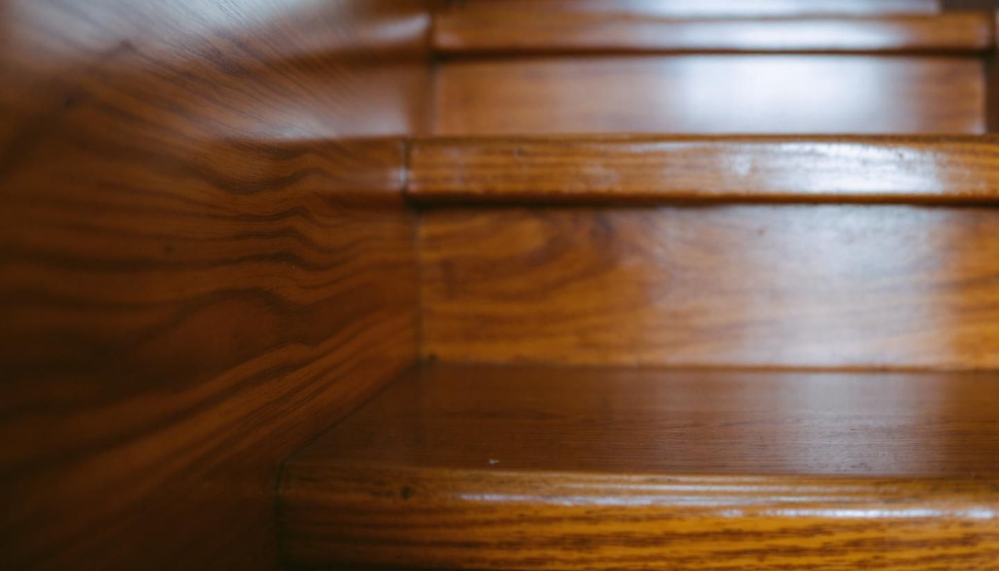 Comment protéger votre escalier en bois des dommages à long terme ?